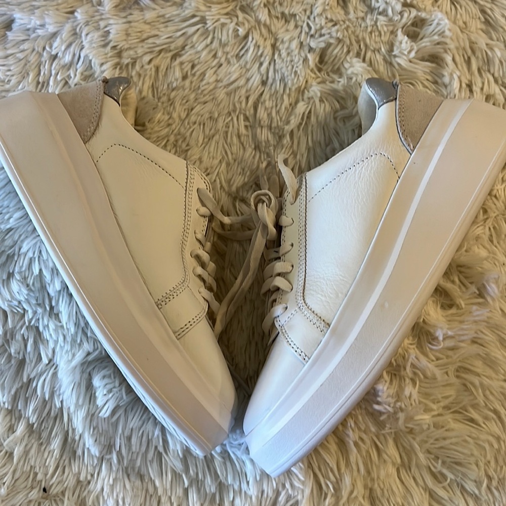 UGG Women´s Milo White Leather Sneakers — size 7.5